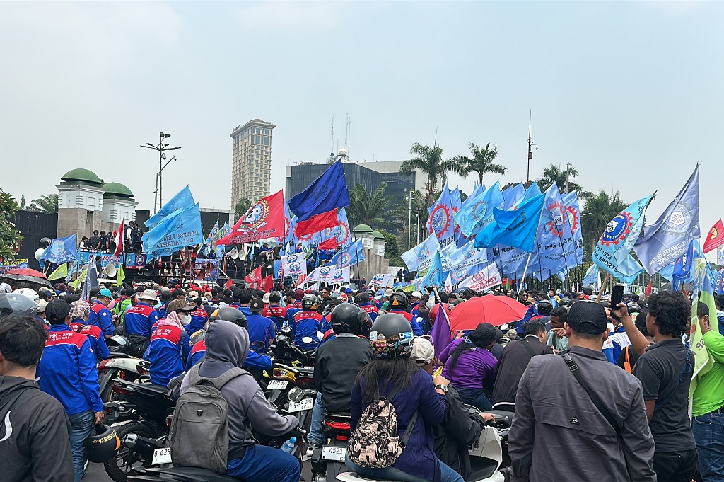 Penampakan Massa Buruh Gelar Aksi Demo di Depan Gedung DPR