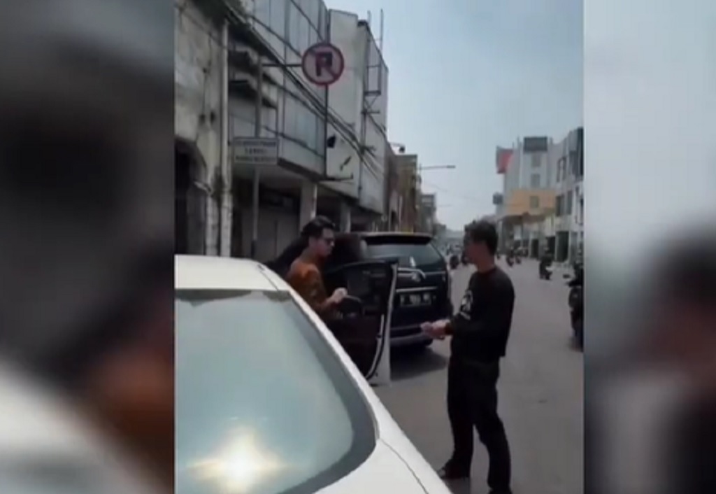 Viral Oknum Jukir Getok Parkir Rp15.000 ke Wisatawan di Jalan Asia Afrika Bandung