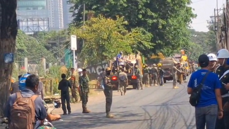 Bangunan Liar di Frontage Waru Sidoarjo Dibongkar Satpol PP