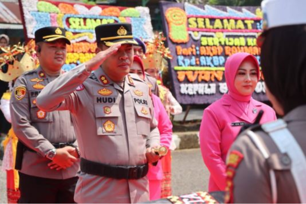 AKBP AH Hudi Arif Resmi Jabat Kapolres Tanggamus, Disambut Tradisi Pedang Pora