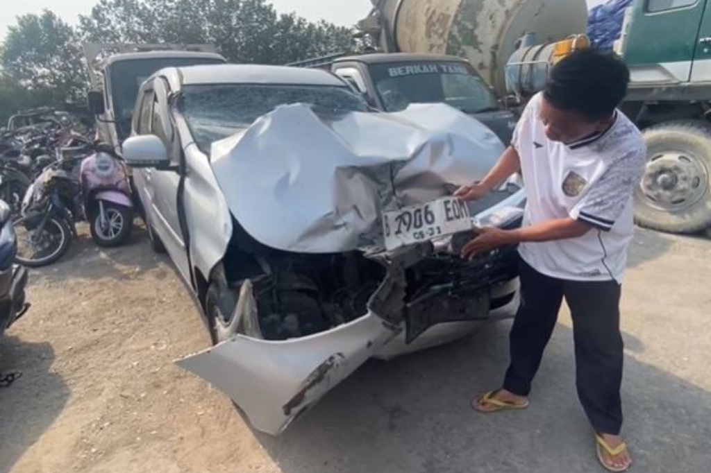 Kronologi Minibus Satu Keluarga Tabrak Truk di Tol Jombang, Sopir Diduga Mengantuk