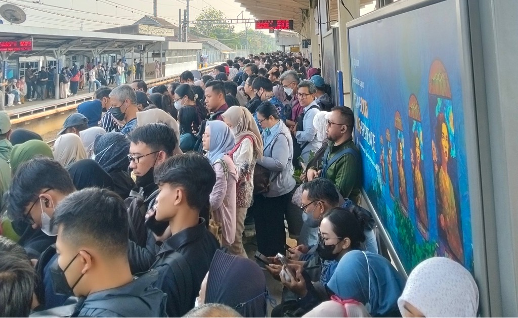 KRL Rangkasbitung-Tanah Abang Terganggu Pagi Ini, Penumpang Sempat Menumpuk