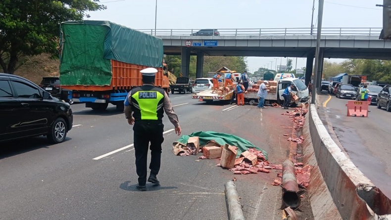 Kecelakaan di Tol Porong, Pikap Pecah Ban hingga Muatan Saus Kemasan Berceceran di Jalan