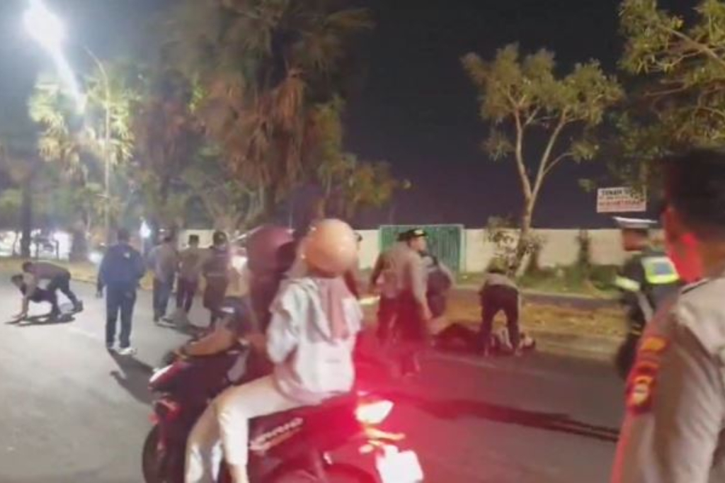 Terekam Video! Remaja Bonceng Tiga di Motor Tabrak Polisi saat Razia di Makassar