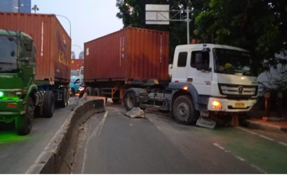 Macet Parah di Tomang Jakbar Pagi Ini, Truk Kontainer Tabrak Separator Jalan