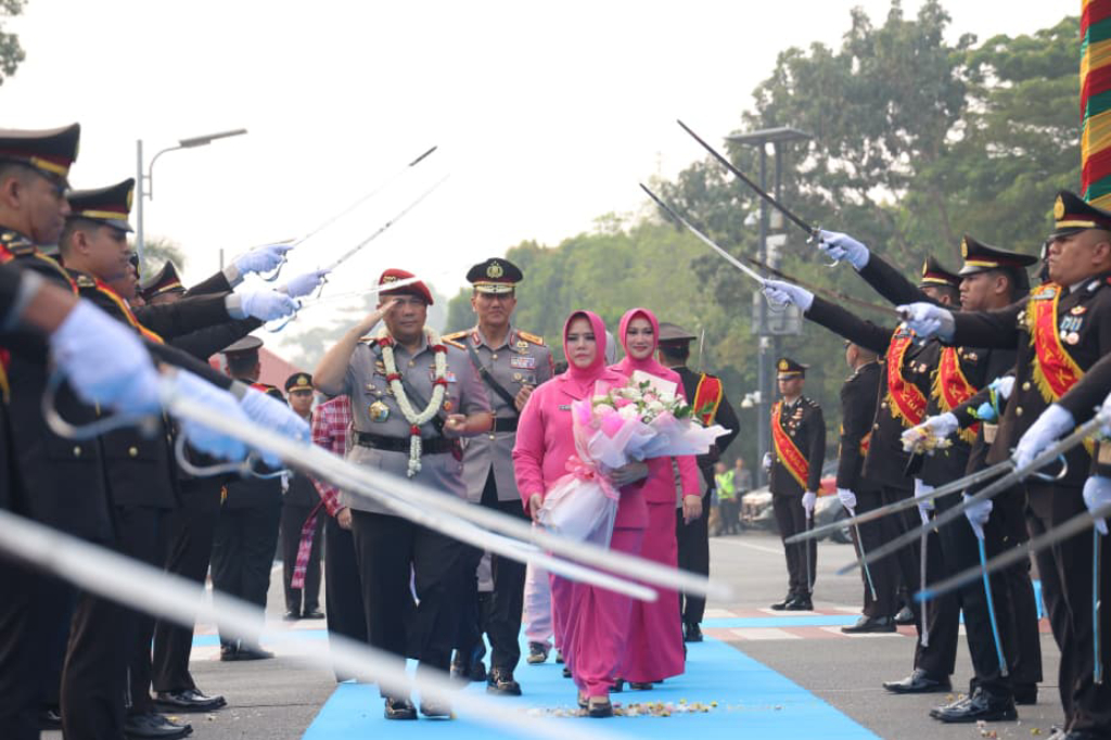 Pedang Pora Warnai Pelepasan Komjen Asep Safrudin, Irjen Suhendri Jabat Kapolda Kepri