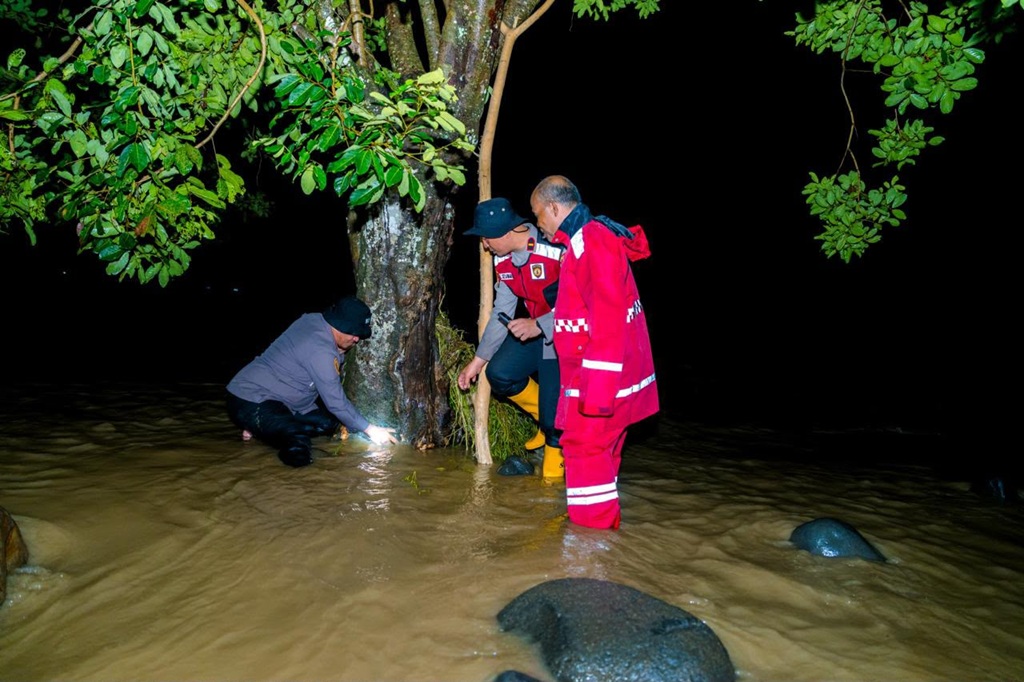 Banjir Terjang Padang, Polri Kerahkan 500 Personel Gabungan Amankan Rumah Warga