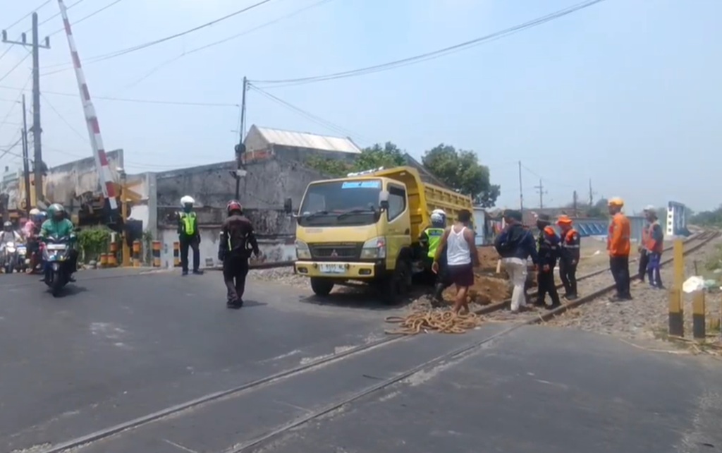 Dump Truk Terperosok di Jalur Ganda Mojokerto, 3 Perjalanan KA Terganggu