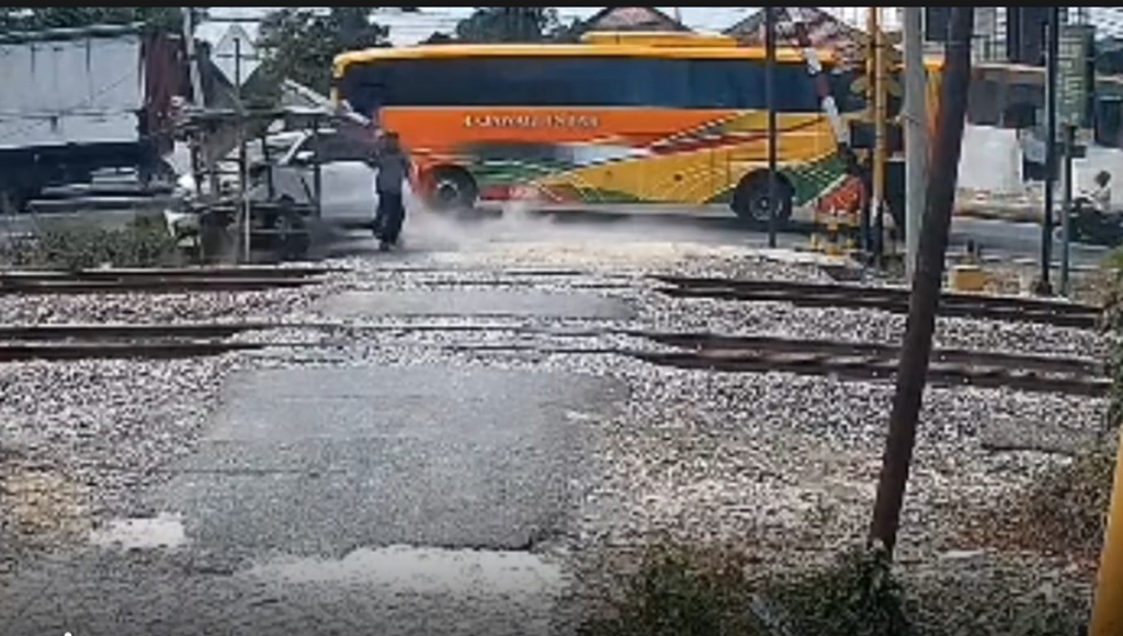 Bus Tabrak Mobil hingga Seruduk Pos KA di Lamongan, Relawan Nyaris Celaka!