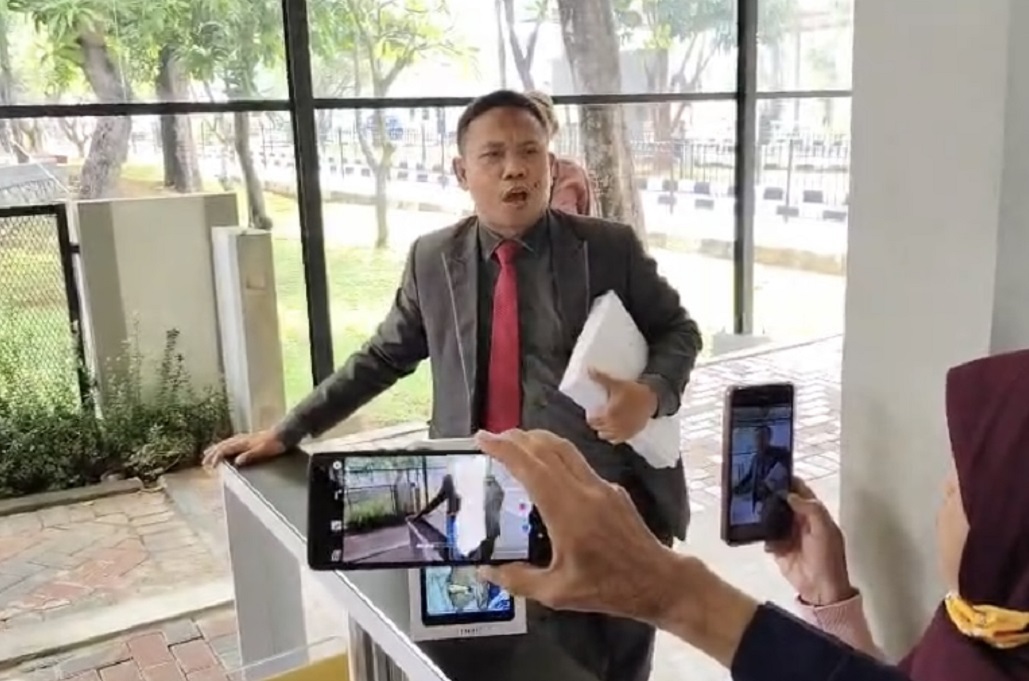 Ahmad Khozinudin Ngamuk di DPR saat Sampaikan Desakan Pemakzulan Gibran: Rakyat Mau Masuk