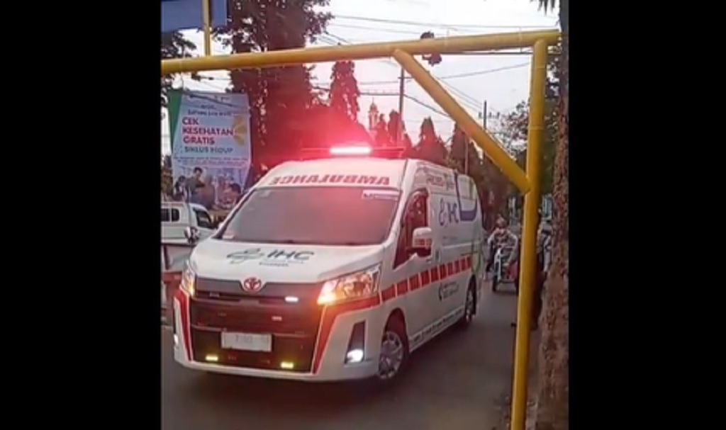 Viral Ambulans Bawa Pasien Kritis Terjebak Portal Jembatan di Bondowoso