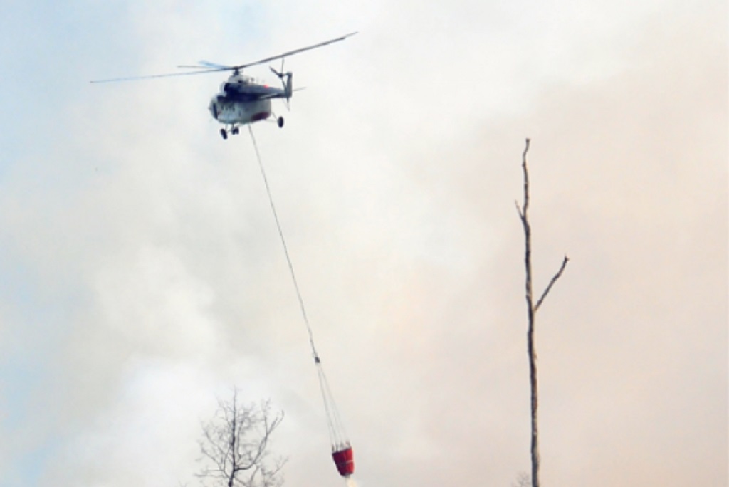 Atasi Karhutla, Pemerintah Siapkan Penyemprotan Cairan Bantuan Brasil dari Helikopter