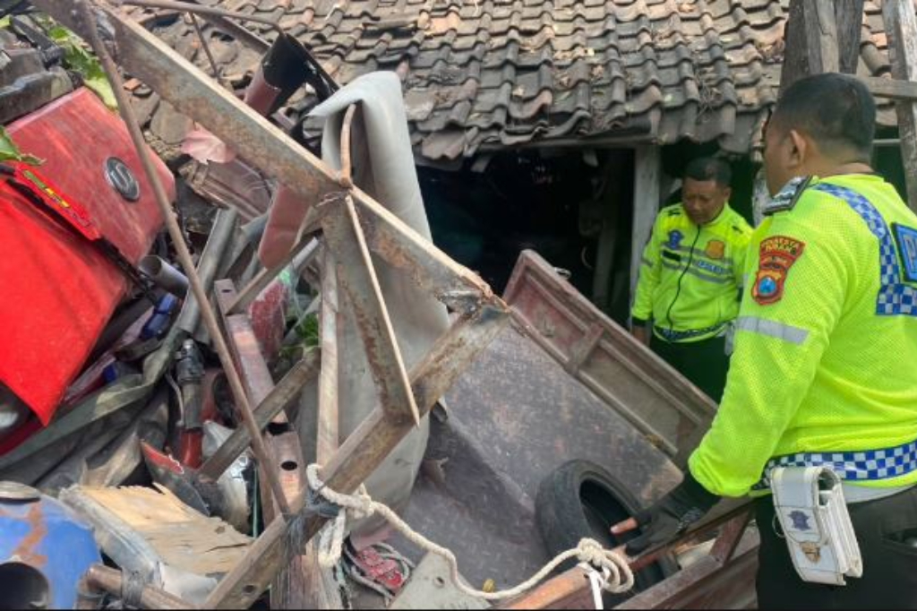Kecelakaan Beruntun di Pantura Tuban, Truk Boks Tabrak 2 Kendaraan dan 3 Rumah Warga