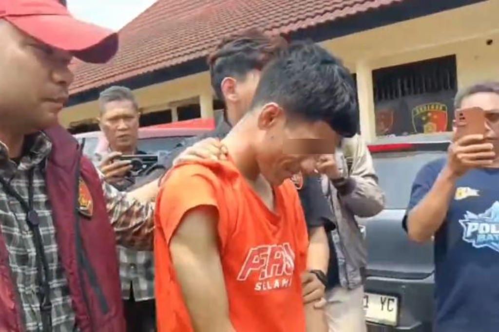 Tampang Suporter Persija Diduga Pelaku Pelemparan Bus Persib, Tersenyum saat Dibawa Polisi