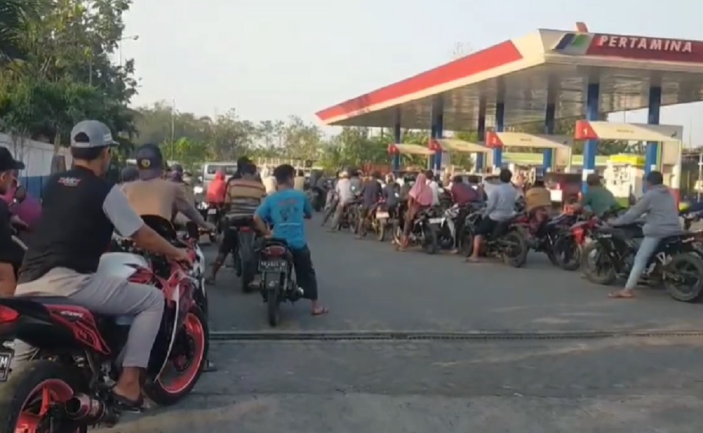 Warga Jember Antre Berjam-jam Takut Kehabisan Stok BBM di SPBU, Pertamina Buka Suara