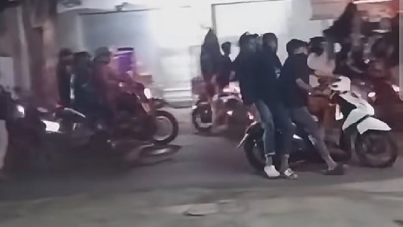 Geber Motor Sambil Bawa Bambu dan Batu, Konvoi Remaja di Jember Meresahkan Warga