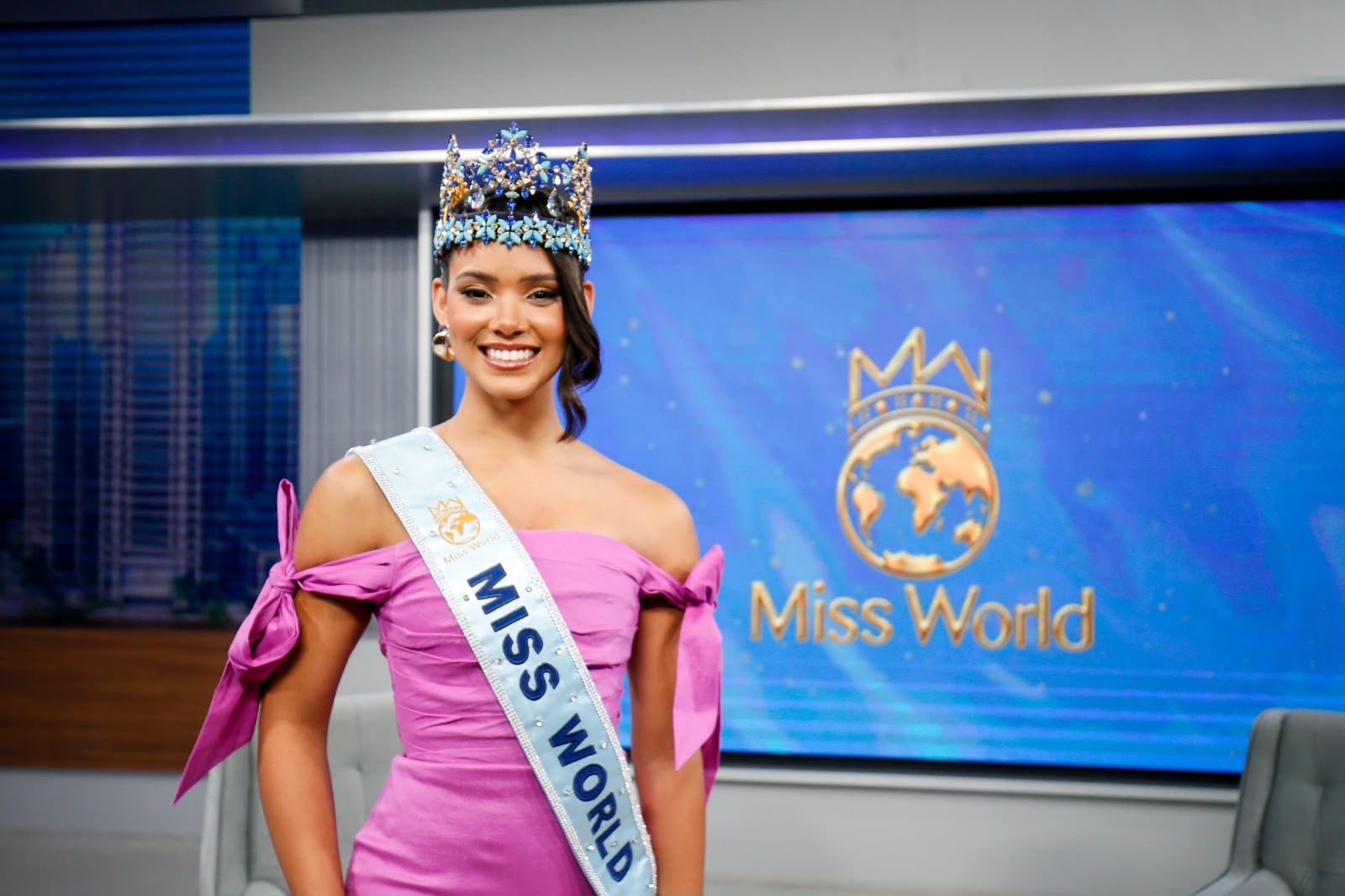Miss World 2026 Joheirry Mola Sambangi iNews Tower, Senyum Ramah Iringi Setiap Langkah