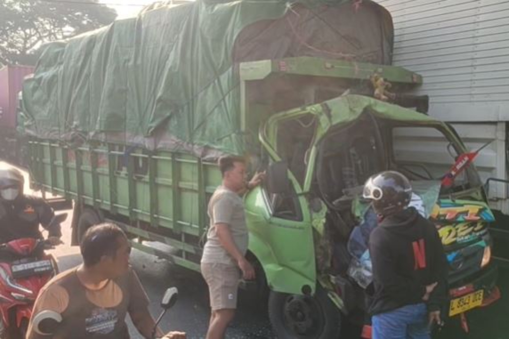 Kecelakaan Truk di Jombang Bikin Macet hingga 2 Km, Sopir Tak Ditemukan