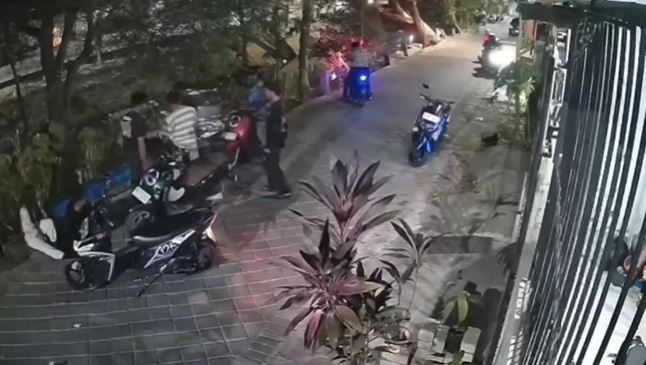 Terekam CCTV, Ayah dan 2 Anak Keroyok Remaja 14 Tahun di Makassar