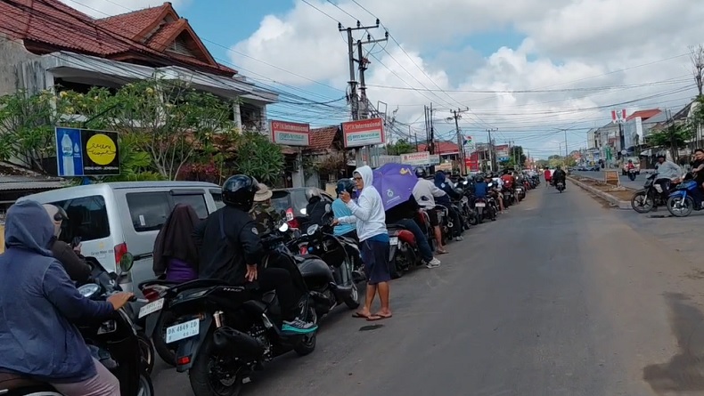 Pasokan BBM Belum Normal, Antrean Panjang Masih Terjadi di SPBU Jembrana