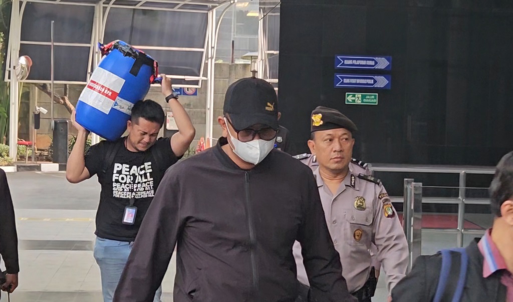 Bupati Klaten Tiba di KPK usai Kena OTT, Petugas Bawa Tong Diduga buat Tampung Uang