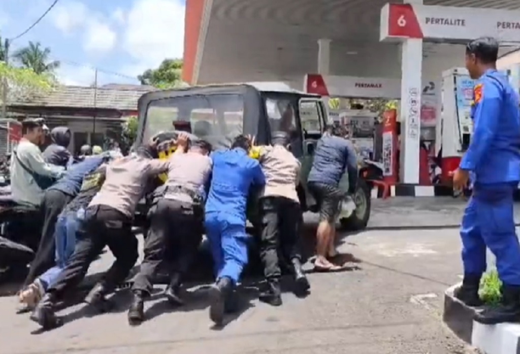 Aksi Humanis Polisi di Gianyar, Dorong Mobil Warga yang Mogok Kehabisan Bensin