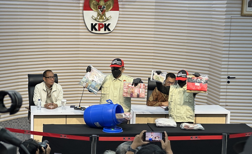 Penampakan Tong Biru Berisi Uang Rp934 Juta hingga Amplop Hasil OTT Bupati Klaten