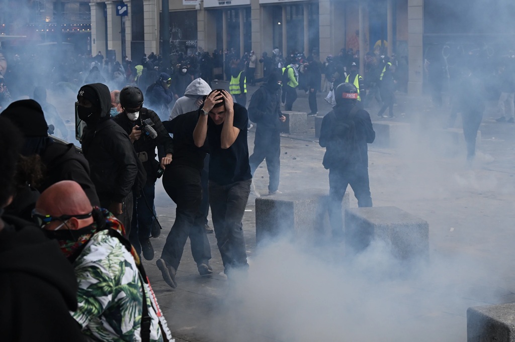 Demo Prancis Chaos, Massa Lempar Kembang Api ke Polisi Dibalas Gas Air Mata