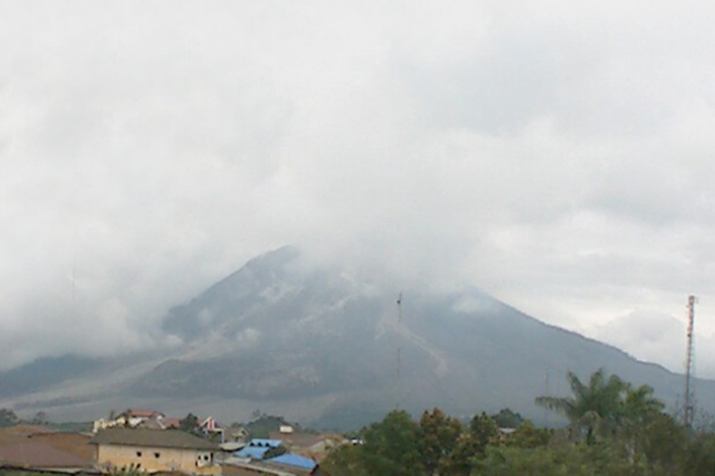 Status Gunung Sinabung Turun Jadi Waspada, Warga Tetap Dilarang Mendekat