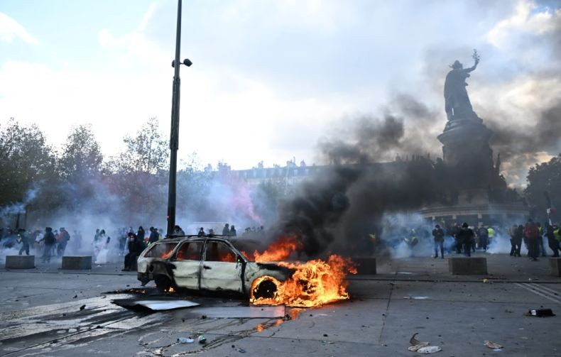 Prancis Rusuh! Ratusan Ribu Demonstran Bentrok dengan Polisi, Penjarahan di Mana-Mana