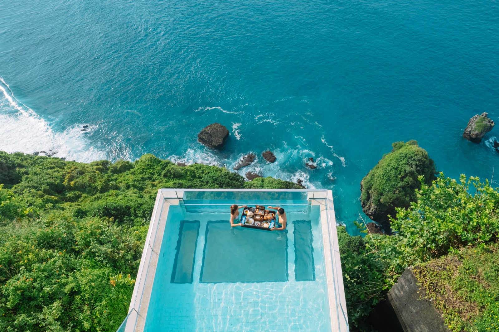 Mengintip Pesona Uluwatu dari Atas Tebing hingga ke Dalam Gua, Begini Keindahannya!
