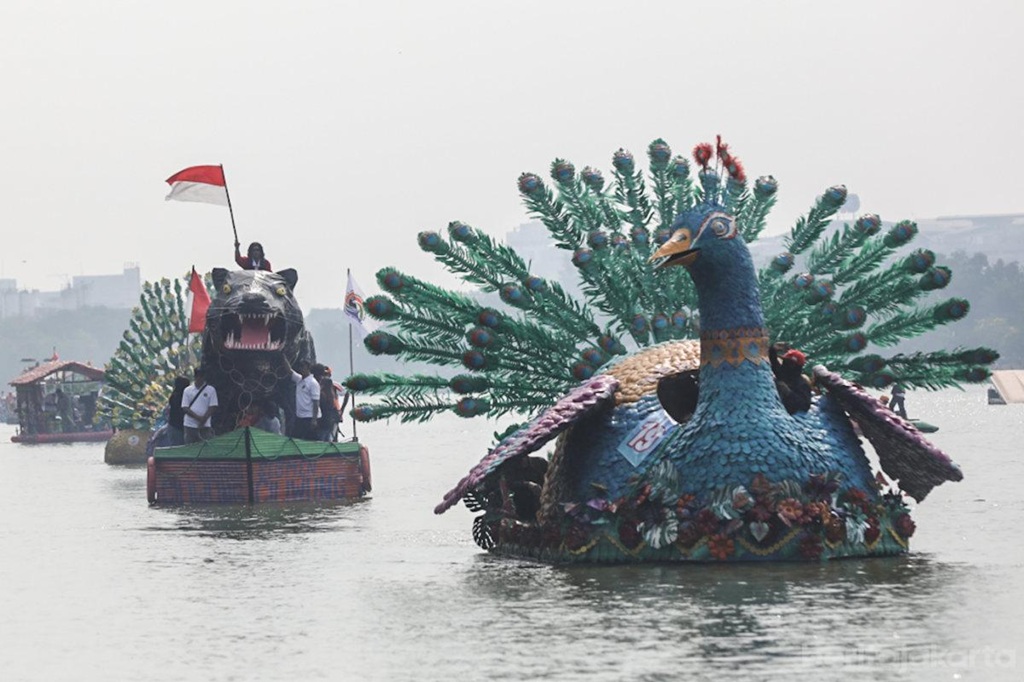 Unik! 43 Perahu Hias dari Limbah Plastik Berlayar di Danau Sunter