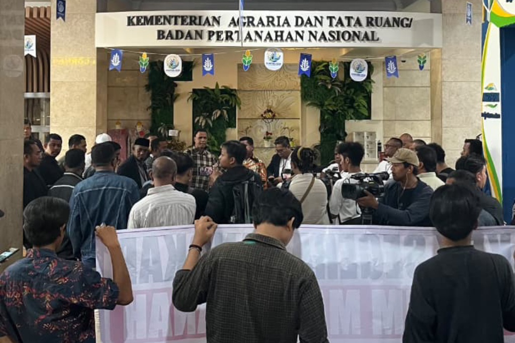 Hercules dan GRIB Jaya Datangi Kantor ATR/BPN, Bawa Spanduk Desak Tangkap Mafia Tanah