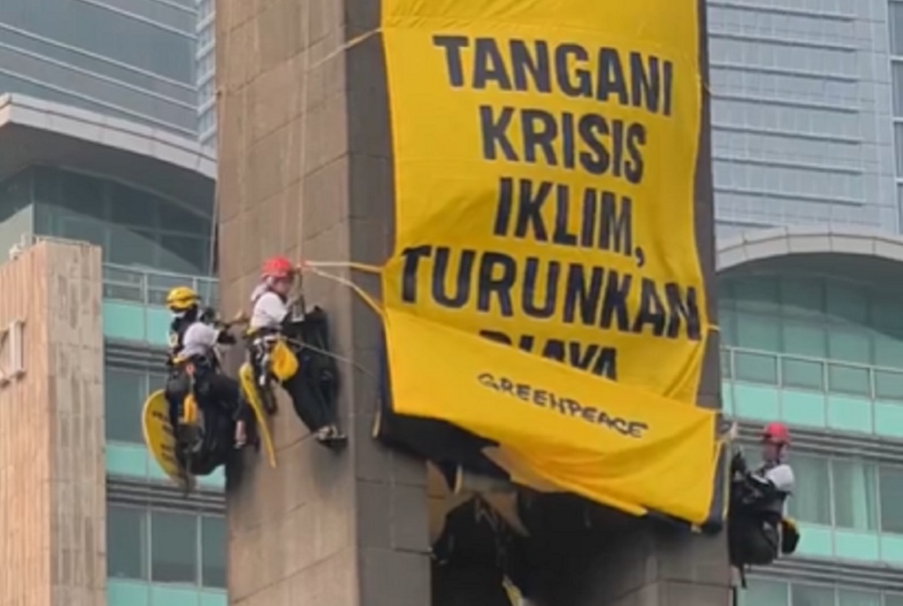 Greenpeace Bentangkan Spanduk di Bundaran HI Singgung Krisis Iklim, Istana Buka Suara