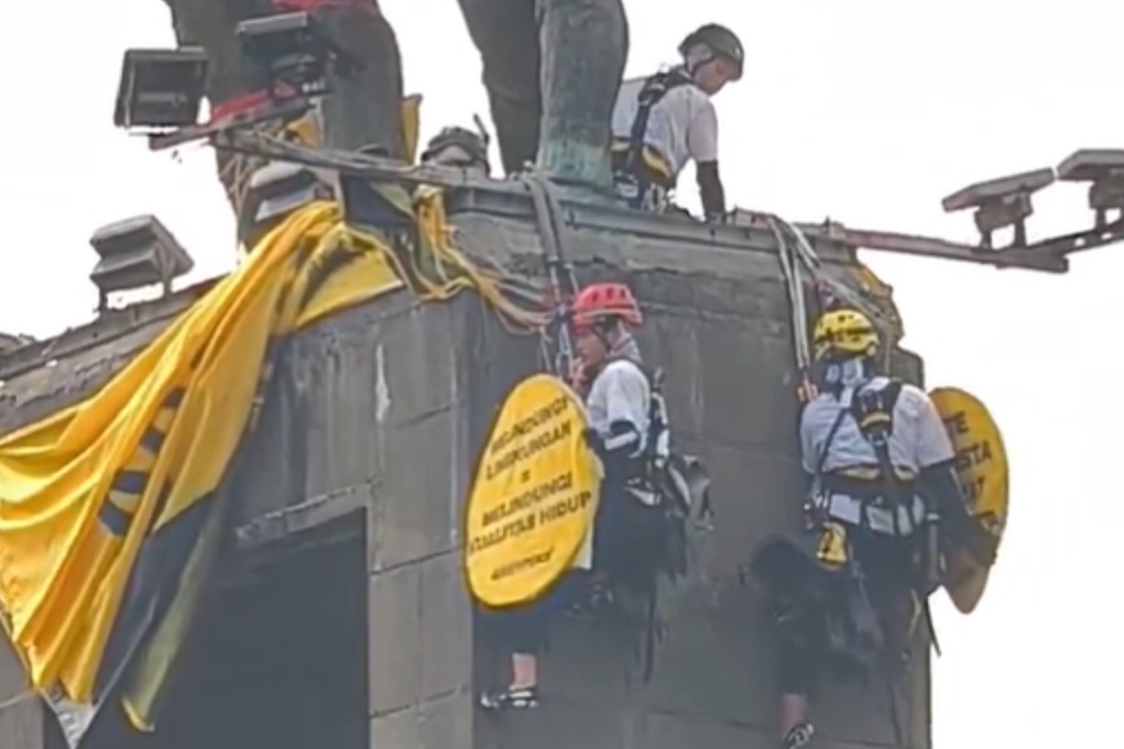 6 Aktivis Greenpeace Lemas usai Bentangkan Spanduk di Bundaran HI, Dilarikan ke Klinik