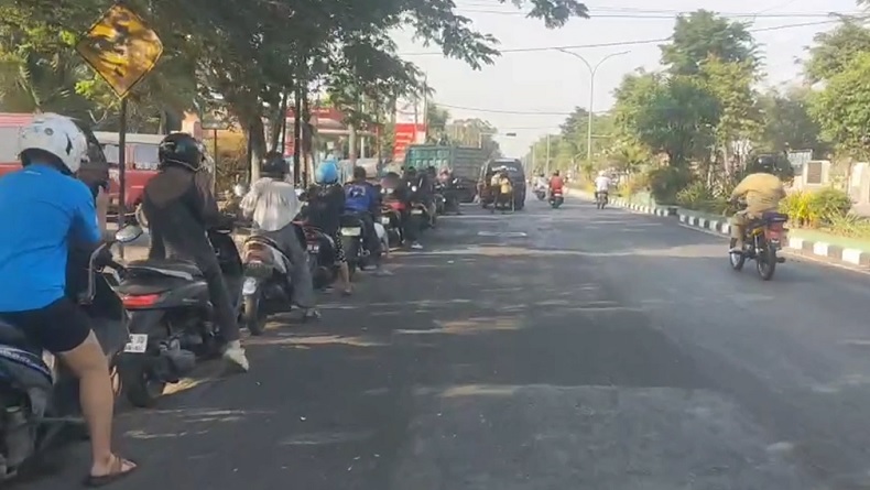 BBM Langka di Bangkalan, Sopir Angkutan Umum Kesulitan Mendapatkan Solar