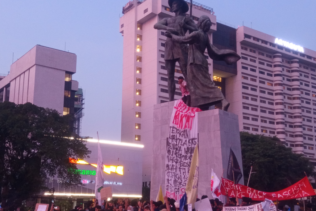 Massa Demo Pasang Spanduk Tuntutan Rakyat di Tugu Tani, Desak Karhutla Jadi Bencana Nasional