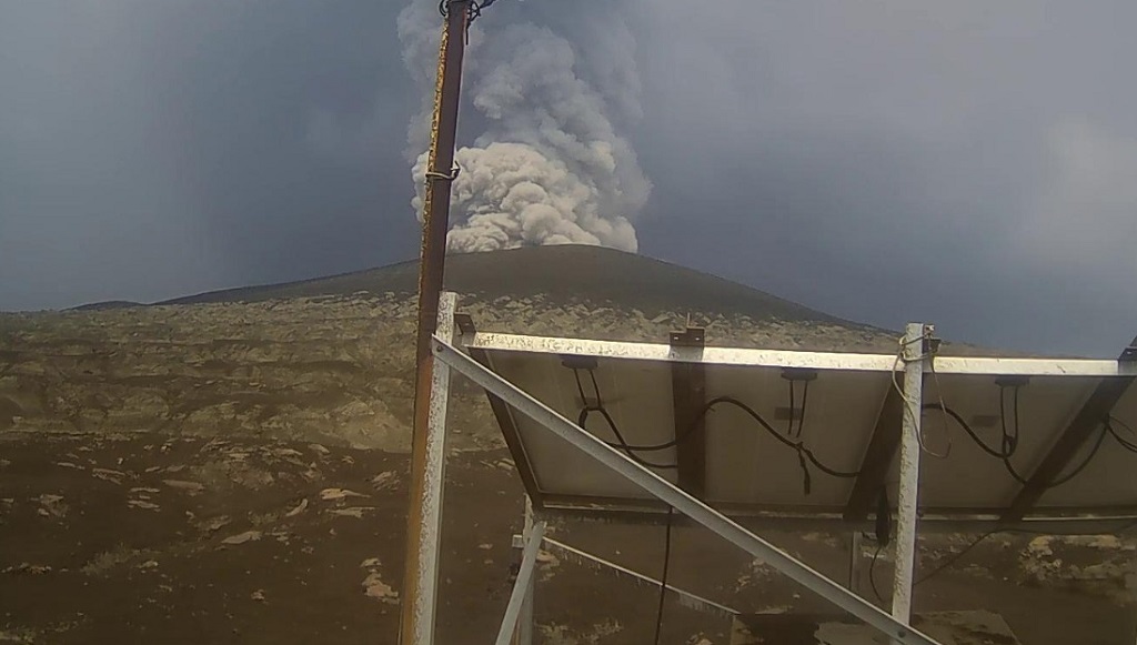 Gunung Anak Krakatau 3 Kali Erupsi Pagi Ini, Warga Dilarang Dekati Zona Bahaya