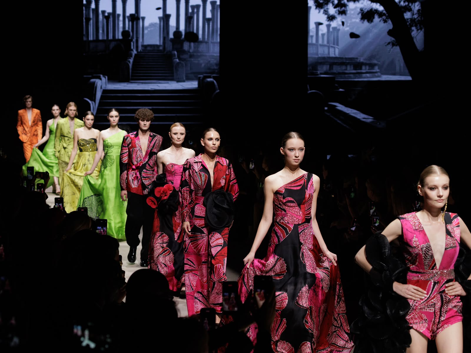 Bangga! Batik Jadi Inspirasi Koleksi Desainer Sri Lanka di Moscow Fashion Week