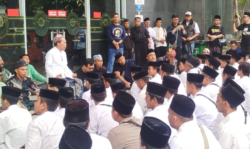 Gema Selawat dan Doa Ribuan Santri Kawal Sidang Gus Yaqut di PN Jakarta