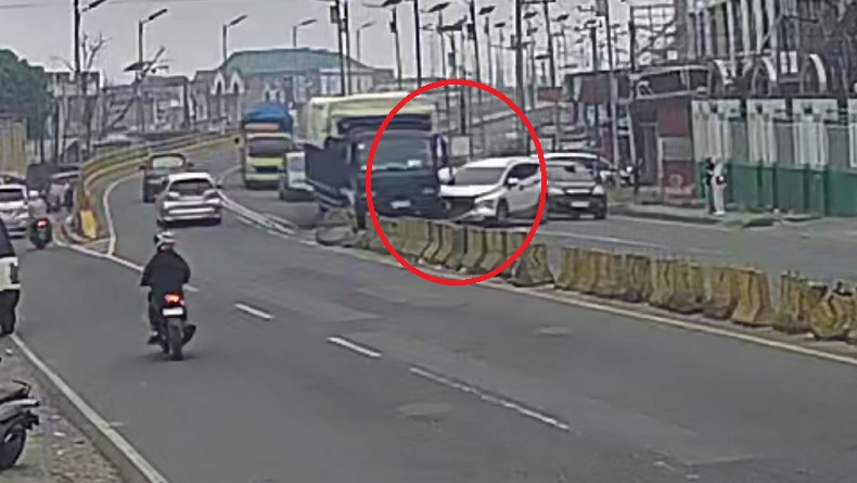 Detik-Detik Xpander Tabrak Truk di Turunan Flyover Bukittinggi Terekam CCTV, Depan Rusak