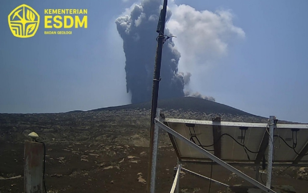 Gunung Anak Krakatau Erupsi Siang Ini, Muntahkan Abu Vulkanik 500 Meter