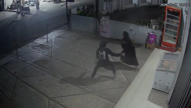 Ibu dan Anak Diserang 4 Perampok Bersenjata Api di Agam Terekam CCTV, 1 Ditangkap