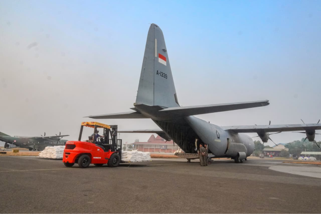 TNI Kerahkan 3 Pesawat Cassa untuk Modifikasi Cuaca di Kalsel, Bawa 2,4 Ton Dry Ice