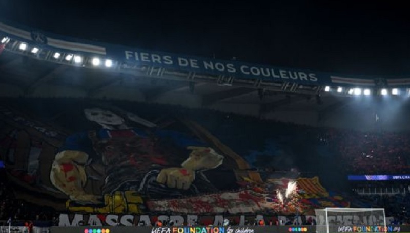 Barcelona Laporkan PSG ke UEFA gegara Tifo Kontroversial, Logo Klub Ditebas Gergaji Mesin