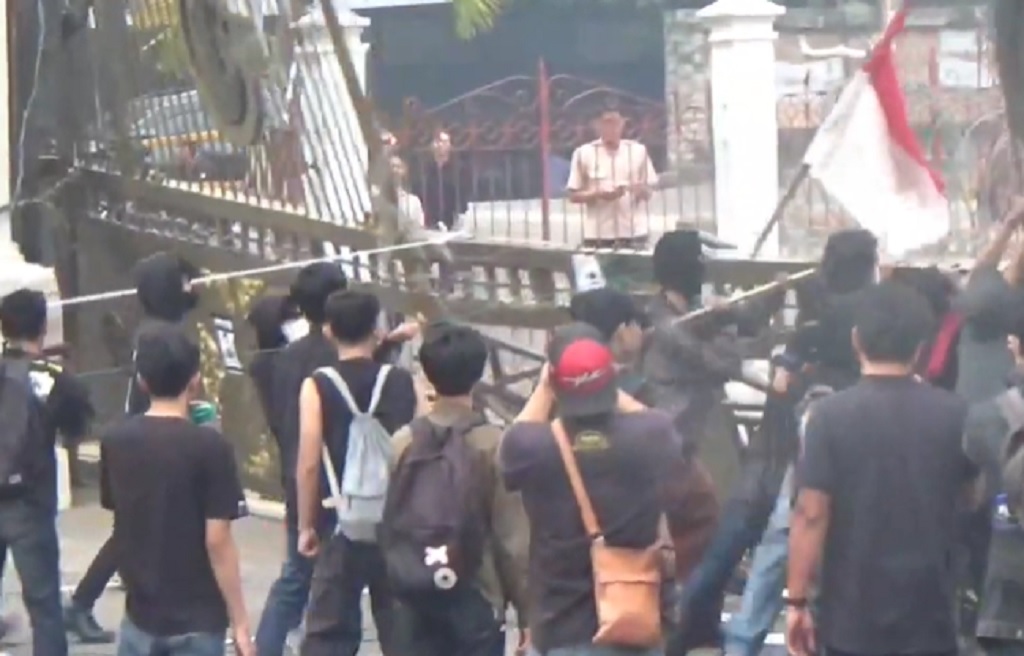 Aksi Demo Karhutla di Jambi Ricuh, Massa Robohkan Pagar Kantor Gubernur