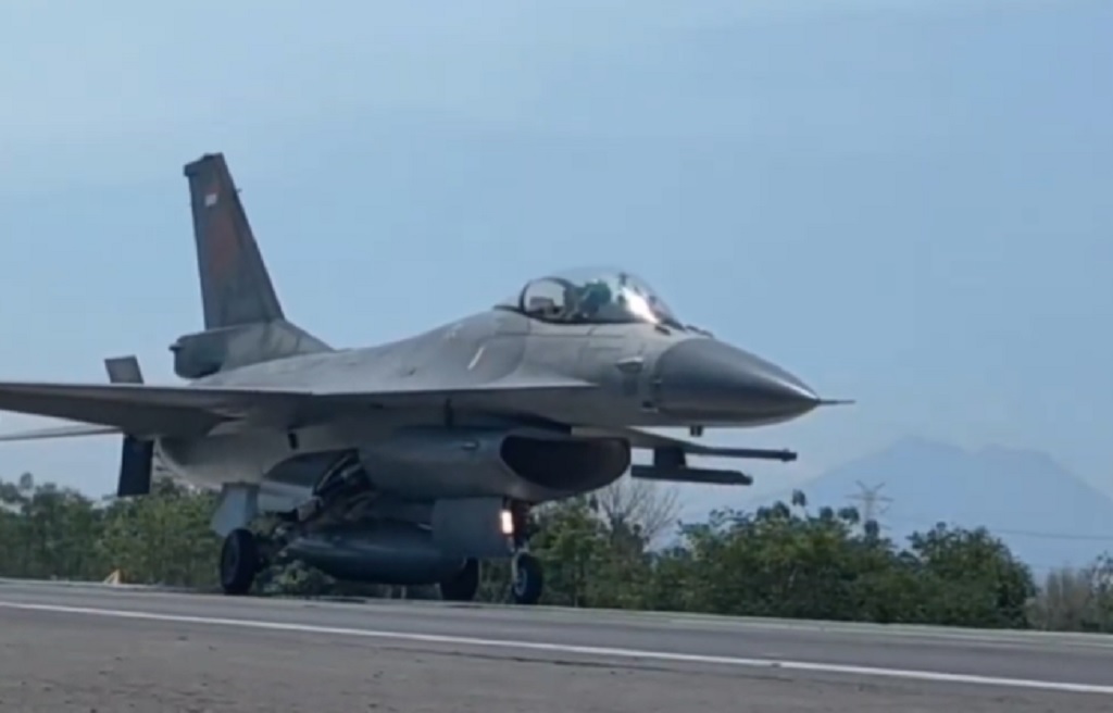 Antisipasi Darurat Perang, TNI AU Uji Coba Pendaratan Pesawat F-16 di Tol Paspro