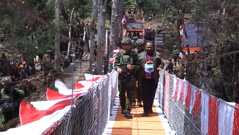 Satgas Teritorial Koops TNI Habema Bangun Jembatan dan Beri Pengobatan Gratis Warga Papua