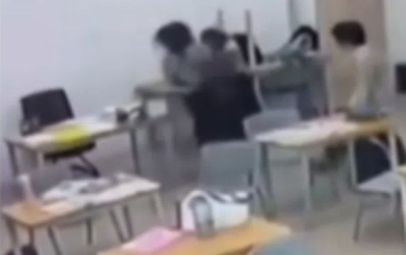 Horor! Siswa SMA Serang Guru Pakai Kapak di Kelas