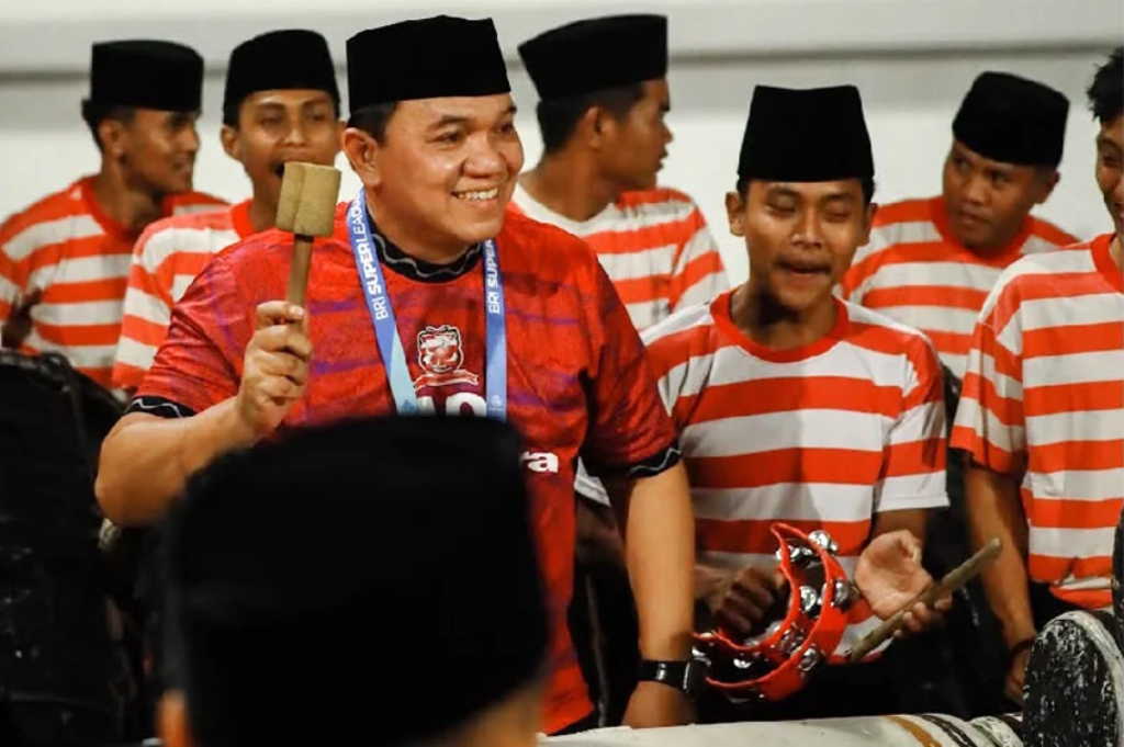 Ada Suporter Bersarung dan Berkopiah saat Madura United Hajar Persib 1-0, Ini Alasannya!